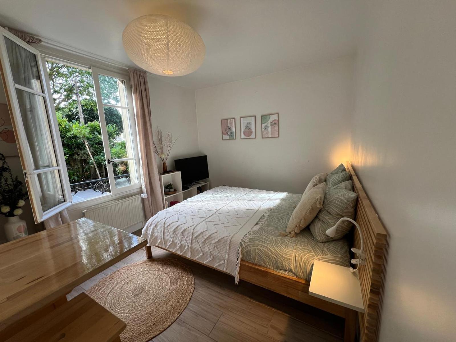 Escale Cosy A Pontoise Jacuzzi Et Terrasse Apartment Exterior photo