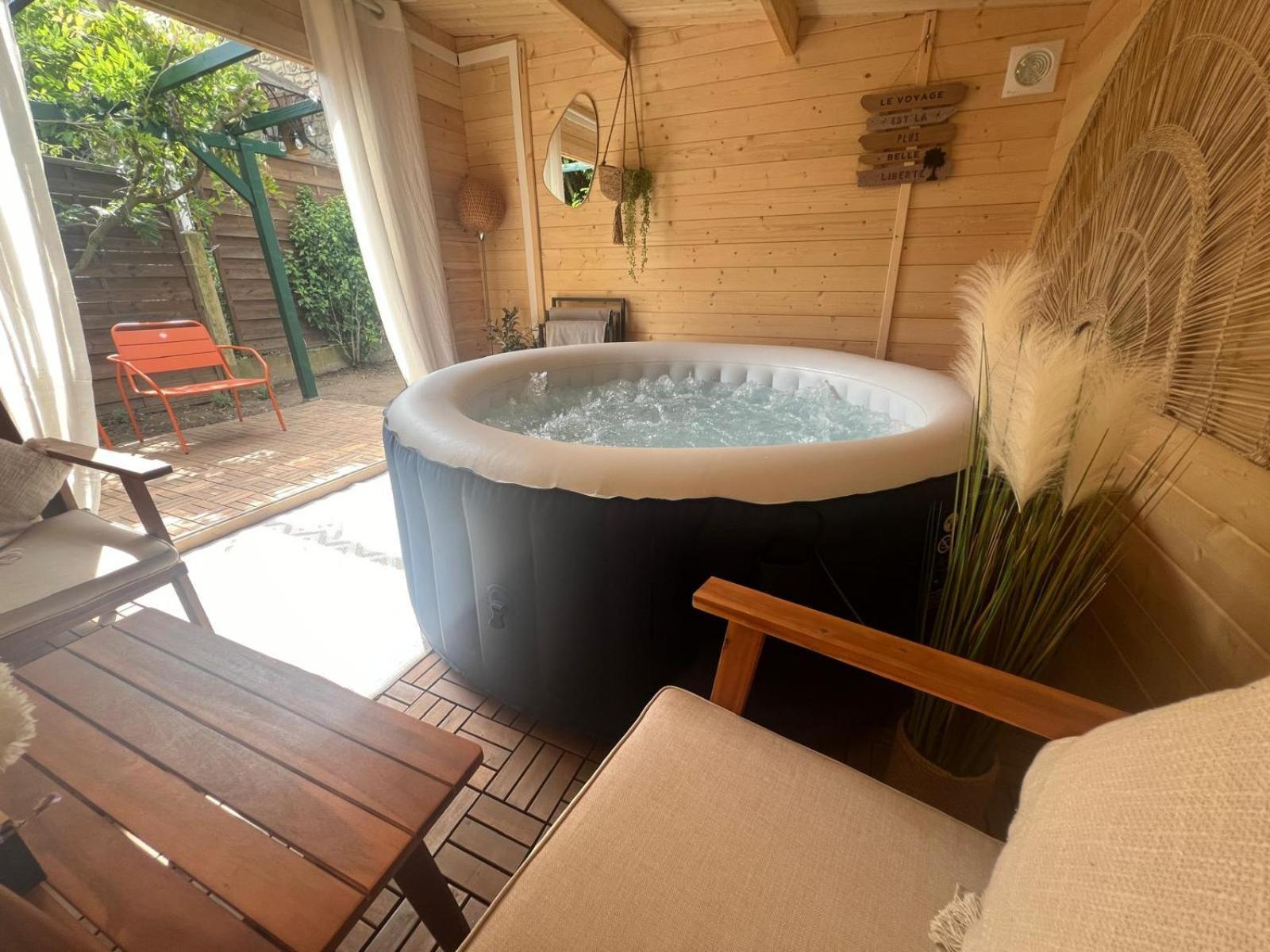 Escale Cosy A Pontoise Jacuzzi Et Terrasse Apartment Exterior photo