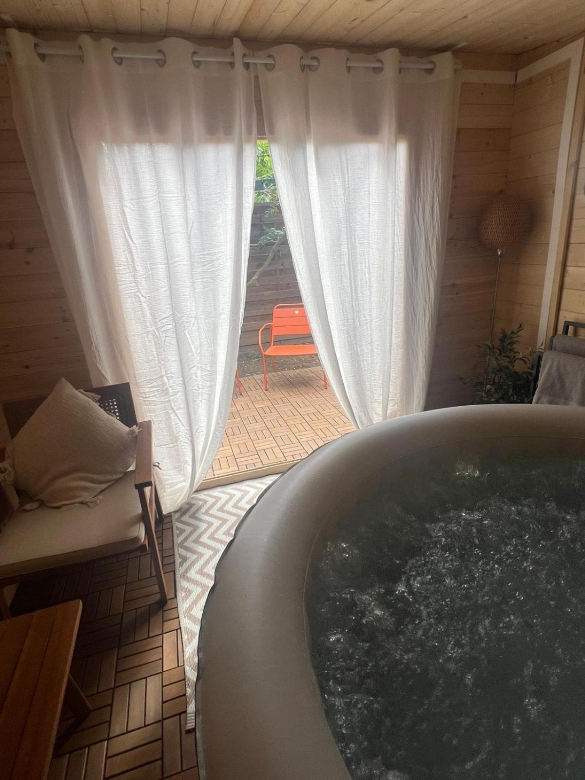 Escale Cosy A Pontoise Jacuzzi Et Terrasse Apartment Exterior photo