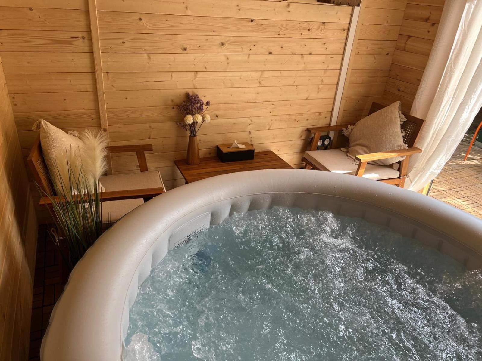 Escale Cosy A Pontoise Jacuzzi Et Terrasse Apartment Exterior photo